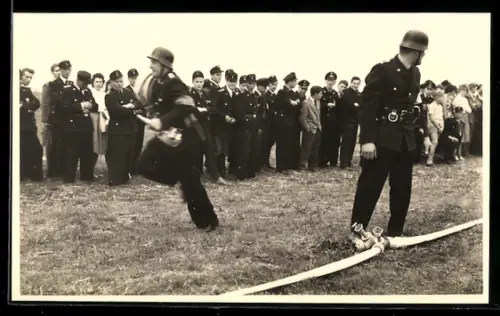 Foto-AK Feuerwehrmänner der Feuerwehr Soltau, Bezirkswettkampf 1960