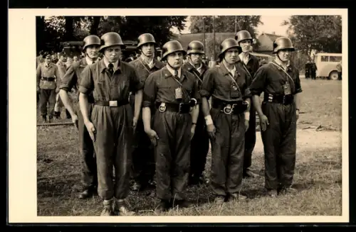 Foto-AK Feuerwehrmänner der Feuerwehr Soltau stehen zusammen 1954