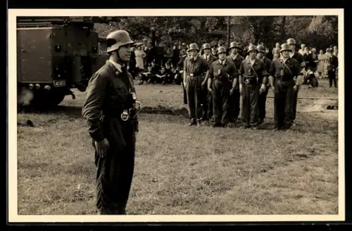 Foto-AK Feuerwehrmänner der Feuerwehr Soltau in Uniformen beim Bezirkswettkampf 1954