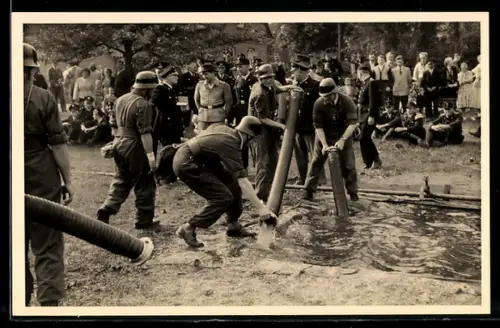 Foto-AK Soltau, Feuerwehrmänner der Feuerwehr beim Bezirkswettkampf 1954