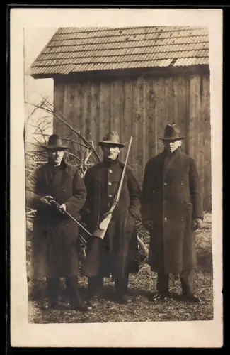 Foto-AK Drei Jäger mit Gewehren