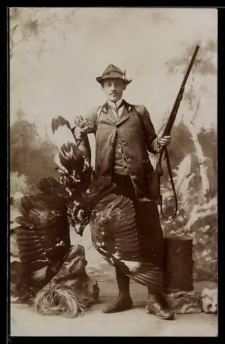 Foto-AK Jäger mit Gewehr und erlegter Beute