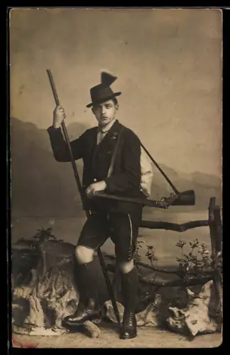 Foto-AK Jäger mit Gewehr und Wanderstock