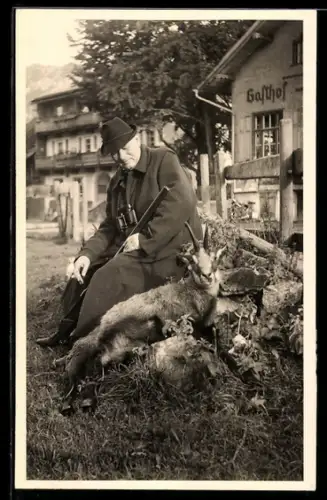 Foto-AK Jäger mit Gewehr neben einer Ziege
