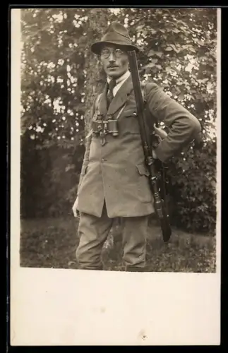 Foto-AK Jäger mit geschultertem Gewehr und Fernglas