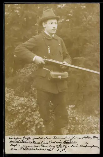 Foto-AK Jäger mit Gewehr im Anschlag in einem Waldstück