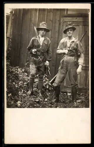 Foto-AK Zwei Jäger mit geschulterten Gewehren