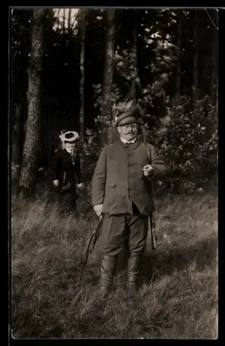 Foto-AK Jäger mit geschultertem Gewehr vor einem Waldstück
