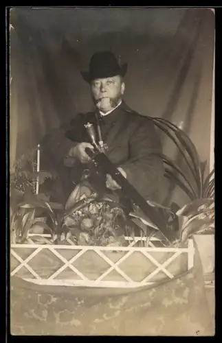 Foto-AK Jäger mit Gewehr im Anschlag und Pfeife im Mund