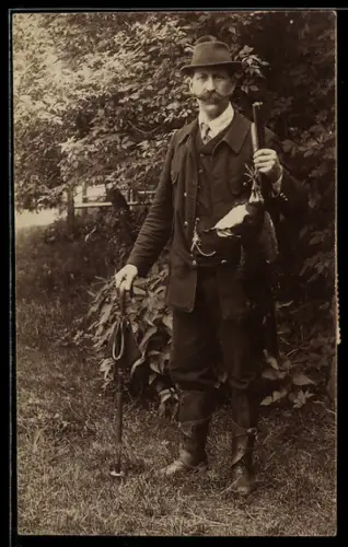 Foto-AK Jäger mit erlegtem Vogel