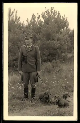 Foto-AK Jäger neben seinen Jagdhunden