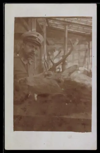 Foto-AK Jäger mit erlegtem Hirsch