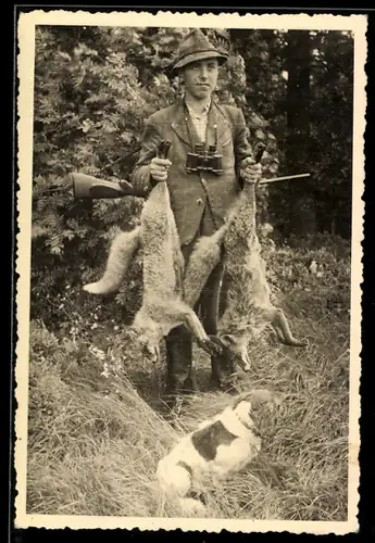 Foto-AK Jäger mit Gewehr und erlegten Kaninchen mit Jagdhund
