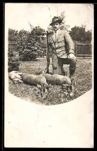 Foto-AK Jäger mit Gewehr neben erlegter Beute