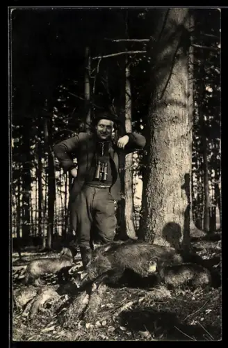 Foto-AK Jäger mit Fernglas und Jagdhunden mit erlegter beute