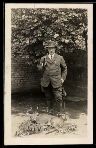 Foto-AK Jäger mit Gewehr neben erlegtem Reh
