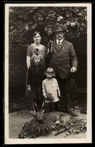 Foto-AK Jäger mit Familie mit einem erlegten Reh