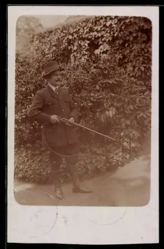 Foto-AK Jäger mit Gewehr vor einem Busch