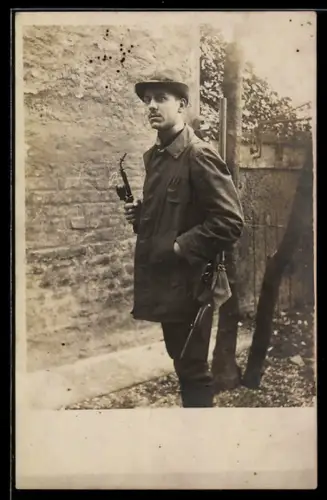 Foto-AK Jäger mit geschultertem Gewehr und Pfeife