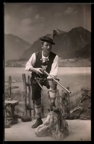 Foto-AK Jäger mit Gewehr im Anschlag vor einer Landschaftskulisse