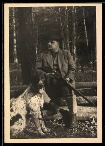 Foto-AK Jäger mit Gewehr neben seinem Jagdhund