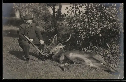 Foto-AK Jäger neben einem erlegten Hirsch