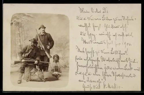 Foto-AK Zwei Jäger mit Gewehren neben ihrem Jagdhund