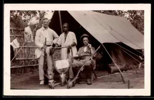 Foto-AK Zwei Jäger mit Gewehren und Antilopenschädel