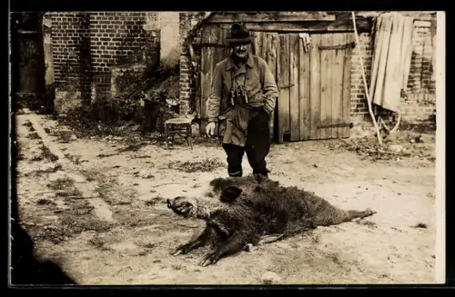 Foto-AK Jäger neben einem erlegten Wildschwein
