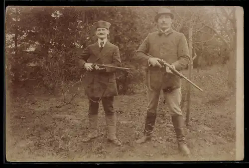 Foto-AK Jäger mit Gewehren an einem Waldstück