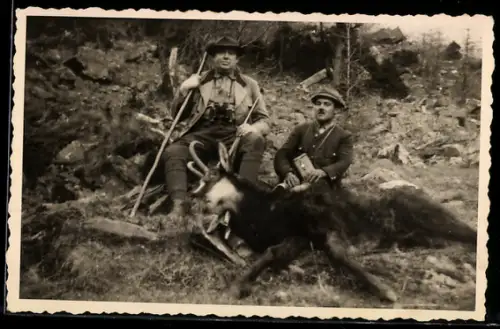 Foto-AK Jäger mit Gewehren und erlgtem Tier