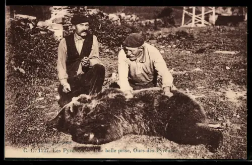 AK Zwei Jäger mit erlegtem Bären
