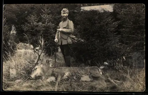 Foto-AK Jäger mit Gewehr mit einem erlegten Hirsch