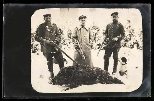 Foto-AK Jäger mit Gewehren und Jagdhund mit erlegter Beute