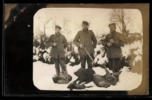 Foto-AK Jäger mit Gewehren und erlegter Beute im Schnee
