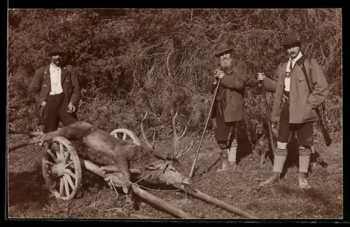 Foto-AK Jäger mit Gewehren mit erlegtem Hirsch