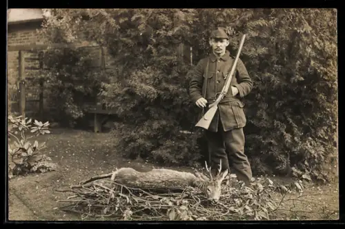 Foto-AK Jäger mit Gewehr und erlegter Beute