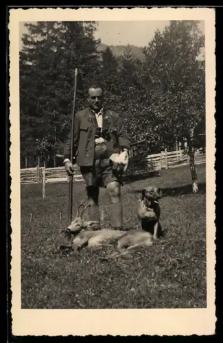 Foto-AK Jäger mit Jagdhund und erlegtem Reh