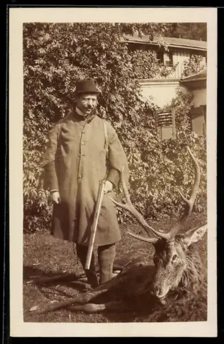 Foto-AK Jäger mit Gewehr und erlegtem Hirsch