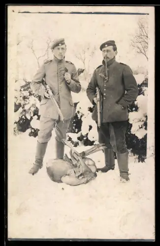 Foto-AK Jäger mit Gewehren, Pfeifen und erlegter Beute