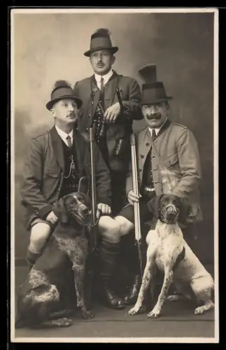 Foto-AK Jäger mit Gewehren und Jagdhunden mit Maulkörben