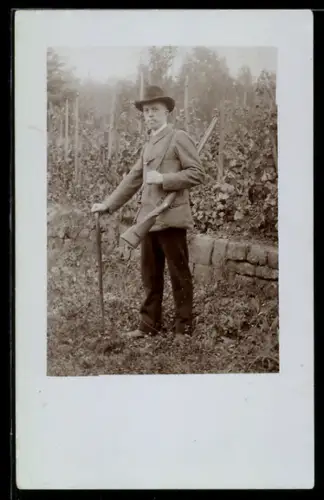 Foto-AK Jäger mit geschultertem Gewehr und Wanderstock