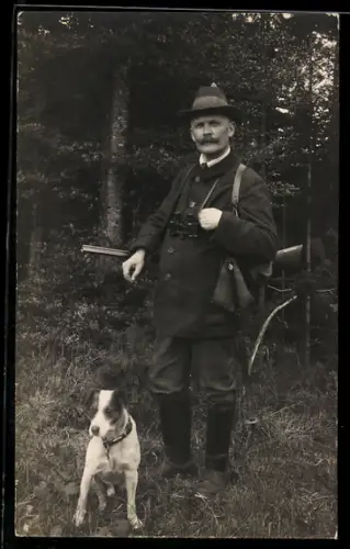 Foto-AK Jäger mit Gewehr und Jagdhund
