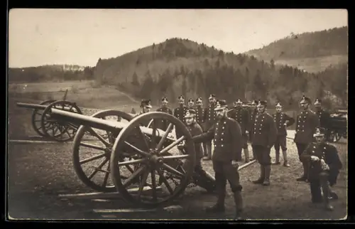Foto-AK Schweizer Soldaten in Uniform mit Kanonen