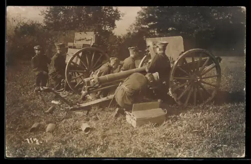 Foto-AK Schweizer Soldaten in Uniform mit Kanone