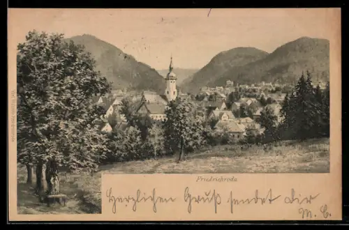 AK Friedrichroda, Ortsansicht mit Kirche und umliegenden Bergen
