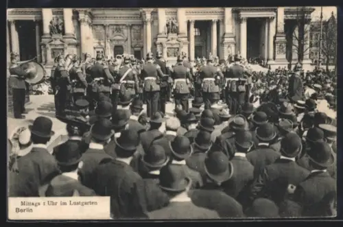 AK Berlin, Mittags 1 Uhr im Lustgarten mit Miltitärparade