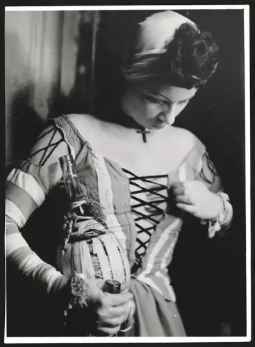 Fotografie Foto-Agentur-Hecht, Berlin-Schöneberg, Ballerina Manon Erfuhr im Kostüm mit einer Flasche Wein
