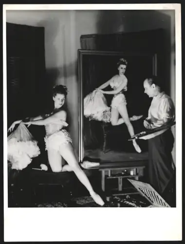 Fotografie Foto-Agentur-Hecht, Berlin-Schöneberg, Ballerina Manon Erfuhr steht Modell für István von Somogyi