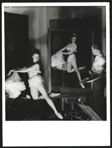 Fotografie Barbara Lüdecke, Berlin-Tiergarten, Ballerina Manon Erfuhr steht für ein Gemälde Modell, István von Somogyi